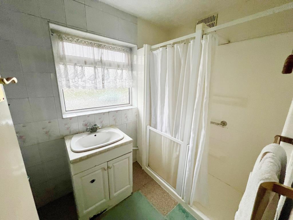 Lot: 118 - EXTENDED SEMI-DETACHED HOUSE FOR IMPROVEMENT AND REPAIR - Shower Room